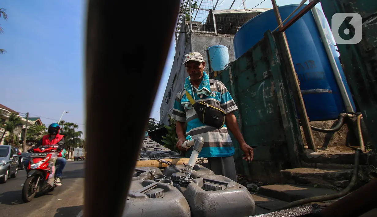 Penjual air bersih keliling pun meraup rejeki tambahan. (Liputan6.com/Angga Yuniar)