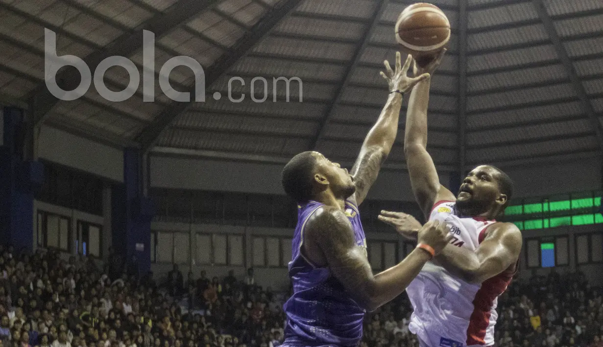 Pebasket Garuda Bandung, Chris Ware, berusaha memasukan bola saat melawan CLS Knights pada laga IBL Regular Season 2017 di C-tra Arena Bandung, Jawa Barat, Minggu (26/2/2017). Garuda kalah 54-57 atas CLS. (Bola.com/Vitalis Yogi Trisna)