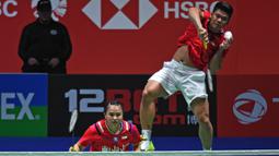 Pasangan Indonesia, Praveen Jordan/Melati Daeva Oktavianti saat melawan wakil Thailand Dechapol Puavaranukroh/Sapsiree Taerattanachai di final All England, Minggu (15/3/2020). Praveen/Melati menang 21-15, 17-21, dan 21-8. (AFP/Oli Scarff)