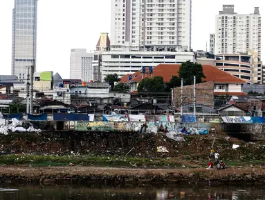 Suasana permukiman kumuh diantara gedung pencakar langit di kawasan Petamburan, Jakarta, Senin (11/7). Indonesia adalah negara terpadat di Asia Tenggara, dengan jumlah penduduk diperkirakan mencapai 256 juta jiwa.(Liputan6.com/Faizal Fanani)