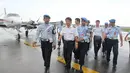 Anggota TNI AU menggiring tiga awak pesawat asing asal Singapura, sesaat setelah dipaksa mendarat di Lanud Supadio Pontianak, Kalimantan Barat, Selasa (28/10/2014). (Liputan6.com/Raden AMP)