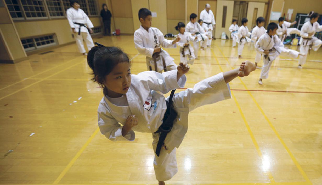 Mahiro Takano, anak perempuan asal Jepang berlatih karate di Nagaoka, Niigata, 18 November 2015. Hobi bela dirinya tersebut bahkan membuatnya tidak sempat menikmati masa bermain seperti anak-anak pada umumnya. (dailymail.co.uk)