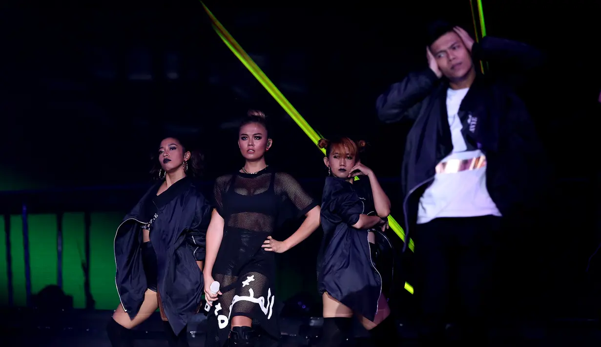 Penampilan Agnez Mo di Istora Senayan Jakarta Pusat Senin (11/1/2016) malam. (Andy Masela/Bintang.com)