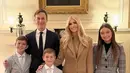 Saat upacara Penghormatan Prajurit Amerika, Ivanka Trump kenakan busana dari Oscar de la Renta [@ivankatrump]