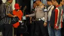 sejumlah uang tunai yang diambil pelaku IV ditaruh di gitar. (Liputan6.com/Miftahul Hayat)