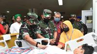 Kepala Staf Angkatan Darat (KSAD) Jenderal TNI Dudung Abdurrachman mengunjungi dan memberikan bantuan kepada korban Tragedi Kanjuruhan yang dirawat di RSUD dr. Syaiful Anwar Malang. (Liputan6.com)