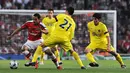 Pemain Arsenal, Theo Walcott dikepung pemain Villareal pada laga Liga Champions di Stadion Emirates, Inggris, Rabu (15/4/2015). Sementara itu kemampuan dribbling Walcott pada game FIFA 16 hanya mencapai angka 81. (AFP Photo/Carl de Souza)