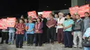 Para tokoh lintas agama berdoa di gedung Komisi Pemberantas Korupsi (KPK), Jakarta, Jumat (6/2/2015). (Liputan6.com/Herman Zakharia) 