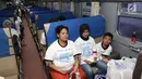 Peserta mudik gratis PT KAI berada di kereta Brantas Lebaran jurusan Blitar di Stasiun Senen, Jakarta, Selasa (5/6). Bagi masyarakat yang ingin mengikuti program ini, keberangkatan 6-7 Juni 2018 masih tersedia kuota 179 orang. (Liputan6.com/Angga Yuniar)