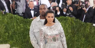 Pasangan Selebriti yang paling kontroversial di Hollywood, Kim Kardashian dan Kanye West memang selalu menjadi buah bibir hangat yang diperbincangkan oleh publik. (AFP/Bintang.com)