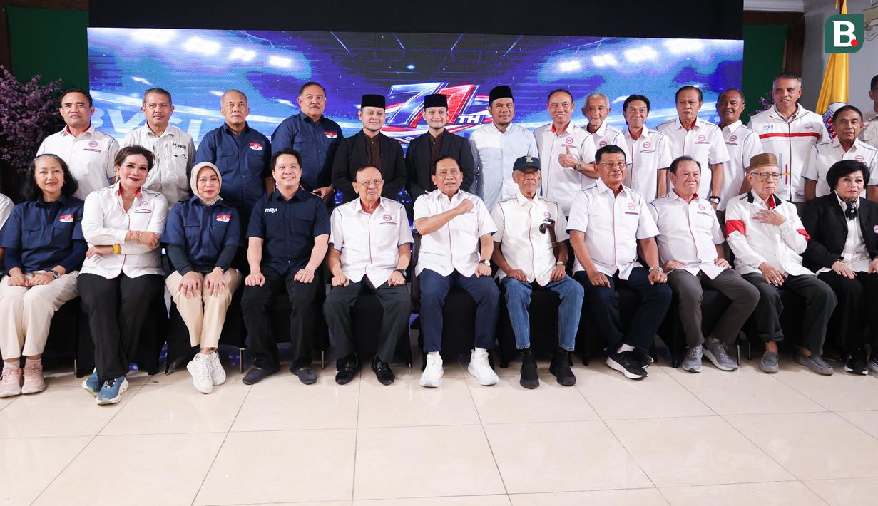 Foto bersama para pengurus Persatuan Bola Voli Seluruh Indonesia (PBVSI) di perayaan hari ulang tahun ke-71 yang dilaksanakan di Gedung Serbaguna Padepokan Voli Sentul, Kamis (26/2/2026) sore WIB. (Bola.com/Abdul Aziz)