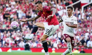 Martin Zubimendi dari Arsenal, kanan, menantang Benjamin Sesko dari Manchester United dalam pertandingan Premier League&nbsp;antara Manchester United dan Arsenal di Stadion Old Trafford di Manchester, Inggris, Minggu, 17 Agustus 2025. (Foto AP/Dave Thompson)