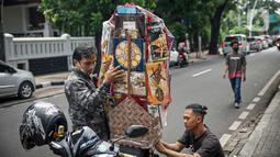 Pedagang bersiap mengirim parsel Natal di Pasar Barito, Jakarta, Kamis (23/12/2021). Pedagang mengakui penjualan parsel sebagai hantaran Natal mulai ramai. Parsel yang paling banyak diminati adalah parsel makanan dengan harga mulai dari Rp 100.000 hingga Rp 800.000. (Liputan6.com/Faizal Fanani)