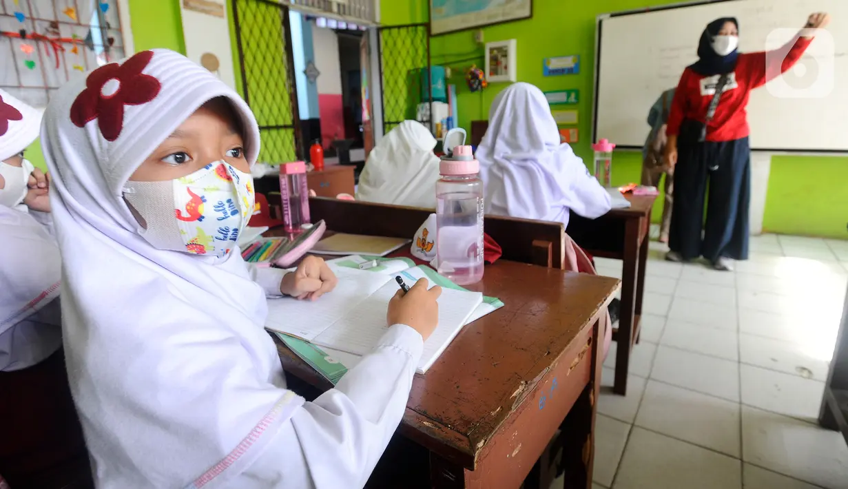 Orang tua murid menjadi guru dadakan untuk mengajar siswa dan siswi di SDN Pondok Cina 1, Depok, Jawa Barat, Senin (14/11/2022). Tak ada guru yang hadir untuk mengajar siswa-siswi yang menimba ilmu di sekolah tersebut. (merdeka.com/Arie Basuki)
