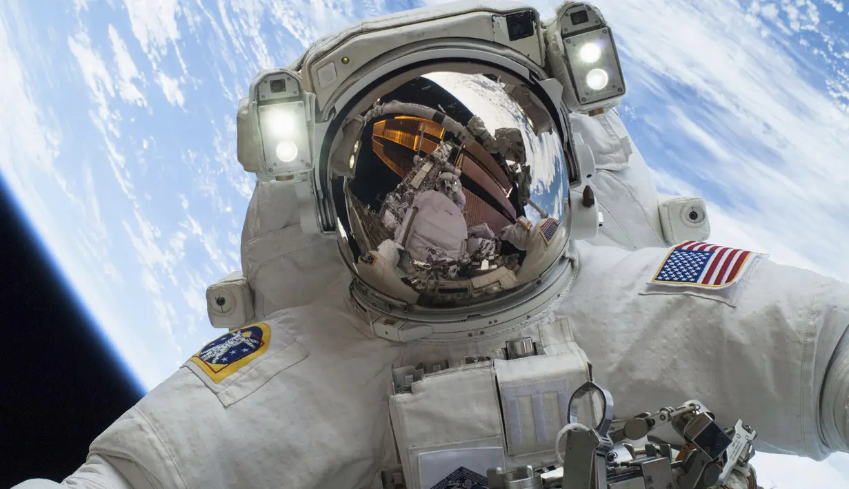 Astronot NASA Mike Hopkins saat melakukan ekspedisi 38 penerbangan engineer (24/12/2013). Stasiun Luar Angkasa Internasional merayakan hari jadinya ke-15 pada 2 November sejak dihuni oleh manusia. (REUTERS/NASA)