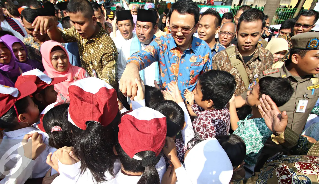 Basuki T Purnama tiba untuk meresmikan RPTRA Tahap II di Jakarta Barat, Kamis (18/2). Pembangunan RPTRA bertujuan sebagai ruang publik bagi warga dengan fasililitas tempat bermain, sarana berolahraga, serta perpustakaan. (Liputan6.com/Immanuel Antonius)
