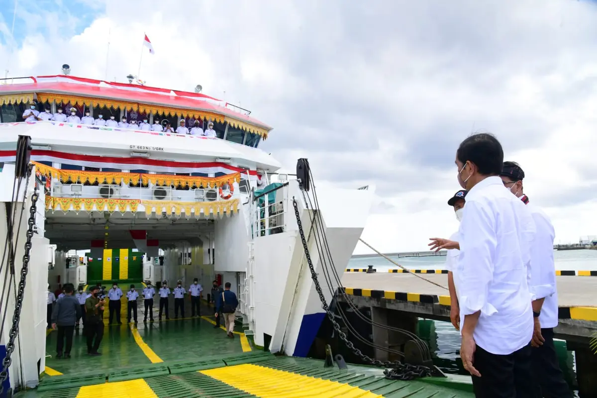 Presiden Joko Widodo meresmikan tiga pelabuhan penyeberangan dan satu kapal motor penumpang (KMP) di Dermaga Rakyat Wanci, Kabupaten Wakatobi, Provinsi Sulawesi Tenggara, pada Kamis, 9 Juni 2022.