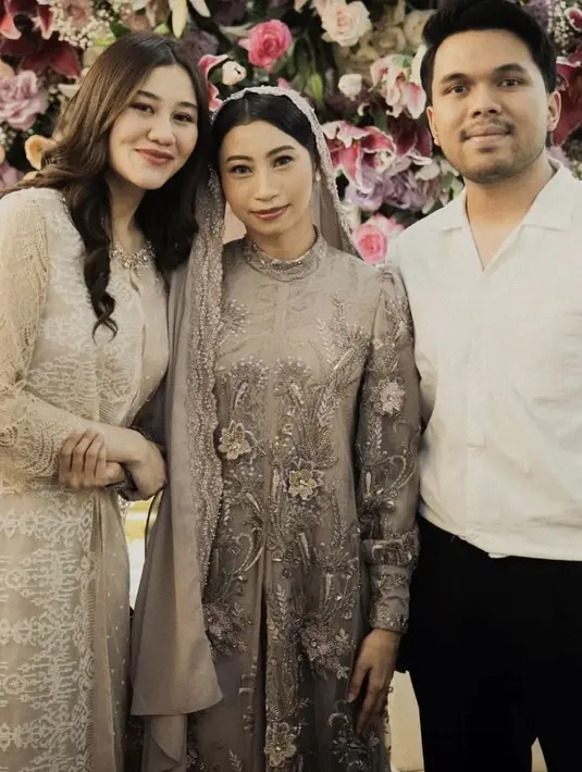 Tanpa mengenakan hijab di acara pengajian, Aaliyah memilih menggerai rambut kecoklatan. Seperti biasanya, rambutnya tampak model wavy. [@tatkalla]