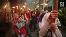 Anak-anak mengikuti pawai obor menyambut Tahun Baru Islam 1 Muharam 1439 Hijriah kawasan Cikini, Jakarta, Rabu (20/9). Tanggal 21 September menjadi awal tahun bagi penanggalan kalender 1439 Hijriah. (Liputan6.com/Faizal Fanani)