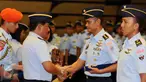 KSAU, Marsekal TNI Hadi Tjahjanto menyalami Letkol PNB Anton Palaguna usai memberikan penghargaan Welldone di Mabes TNI AU, Jakarta, Jumat (21/4). Welldone diberikan atas tingginya profesionalisme kedua penerbang. (Liputan6.com/Helmi Fithriansyah)