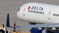 Pilot Delta Airlines putuskan putar balik pesawat demi jemput keluarga yang berduka. | via: AP