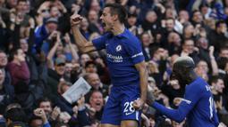 Pemain Chelsea, Cesar Azpilicueta (kiri)  mencetak lima assists hingga pekan ke-11 Premier League. (AFP/Ian Kington)