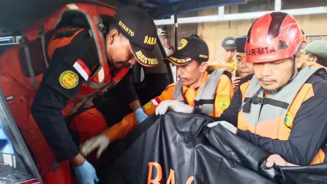 Evakuasi 2 Bocah Tenggelam di Danau Puri Kartika Tangerang