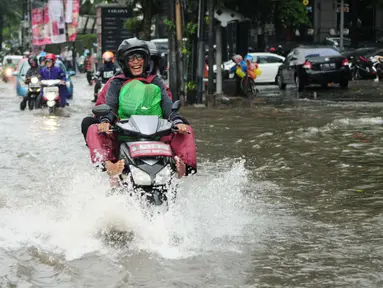 Pengendara motor menerobos banjir yang menggenangi jalan di kawasan Kemang, Jakarta, Selasa (4/10). Hujan deras yang mengguyur Jakarta dan meluapnya kali Krukut menyebabkan wilayah Kemang kembali terendam banjir. (Liputan6.com/Gempur M Surya)