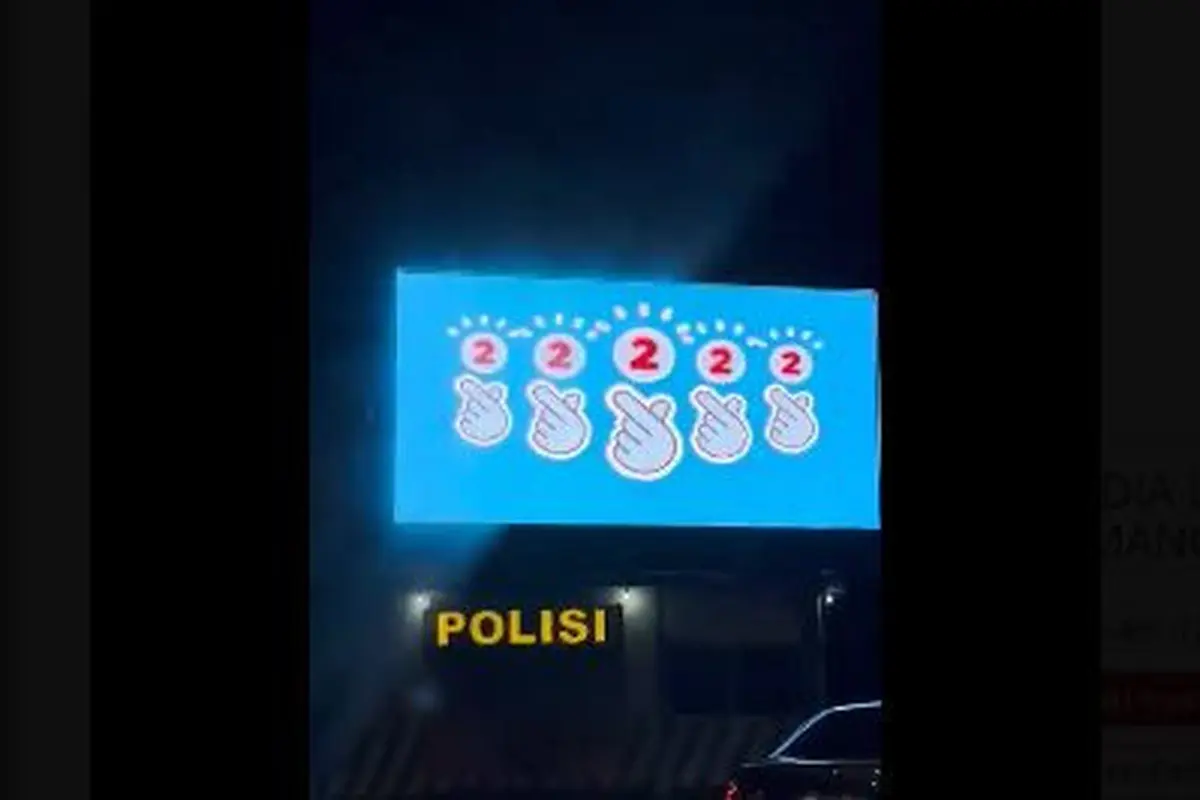 Videotron di Pos Lalu Lintas simpang susun Semanggi menayangkan iklan capres-cawapres.