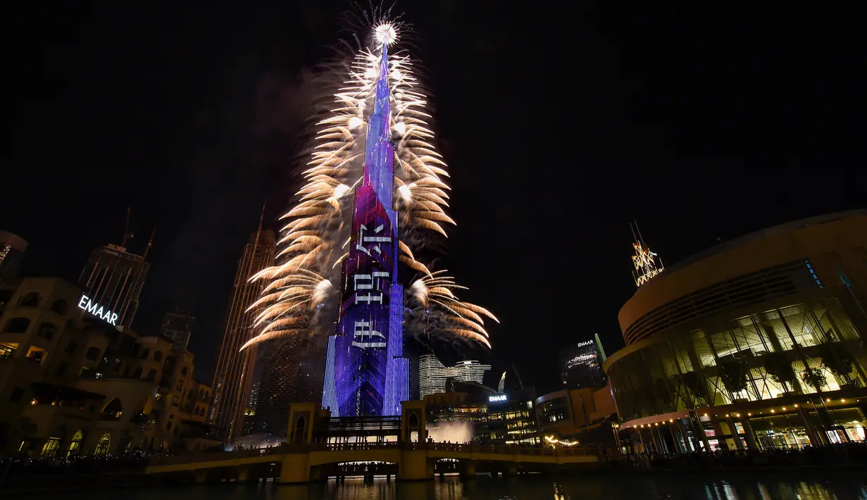 Kembang api meledak dari Burj Khalifa pada perayaan Tahun Baru di Dubai, Uni Emirat Arab, 31 Desember 2021. Burj Khalifa menyambut Tahun Baru 2022 dengan pesta kembang api yang menakjubkan. (STRINGER/AFP)