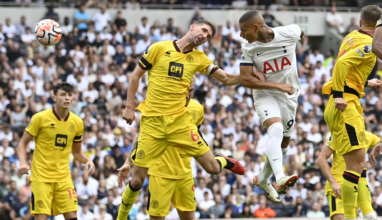 Striker Tottenham Hotspur, Richarlison (kedua kanan) melepaskan sundulan yang menghasilkan gol penyeimbang 1-1 ke gawang Sheffield United pada laga pekan kelima Premier League 2023/2024 di Tottenham Hotspur Stadium, London, Sabtu (16/9/2023) malam WIB. (AFP/Justin Tallis)
