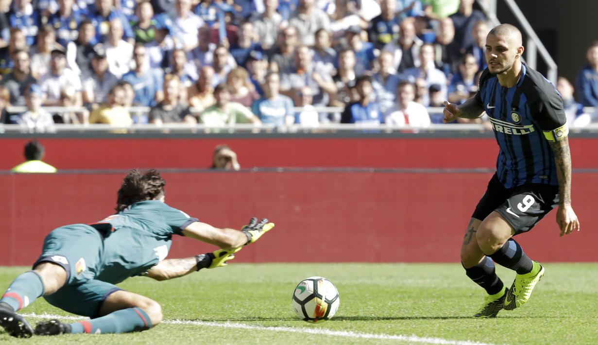 Striker Inter Milan, Mauro Icardi, berebut bola dengan kiper Genoa, Mattia Perin, pada laga Serie A di Stadion Giuseppe Meazza, Minggu (24/9/2017). Inter Milan menang 1-0 atas Genoa. (AP/Luca Bruno)