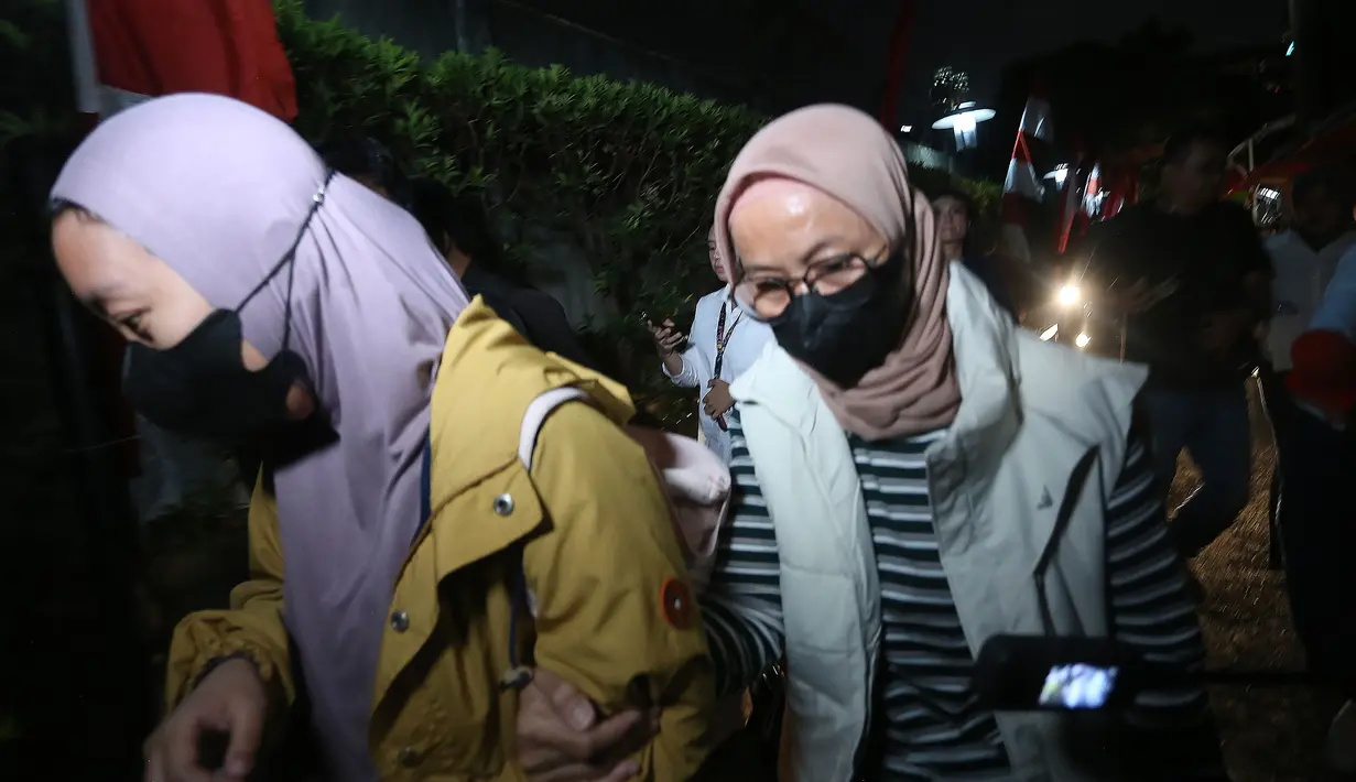 Istri Bupati Pemalang Anom Widiyantoro, Noor Faizah Maenofie dikawal penyidik KPK saat tiba di Gedung Merah Putih KPK, Jakarta, Rabu (29/7/2026). (KLY/ Arie Basuki)