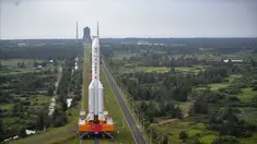 Roket Long March-5 Y5 di Situs Peluncuran Wahana Antariksa Wenchang di Provinsi Hainan, China selatan (17/11/2020). Roket Long March-5 kelima akan digunakan untuk meluncurkan wahana penjelajah Bulan Chang'e-5 milik China. (Xinhua/Guo Cheng)