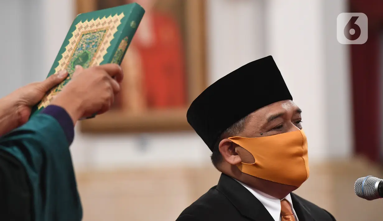 Kepala Badan Pelindungan Pekerja Migran Indonesia (BP2MI) Benny Rhamdani mengucapkan sumpah jabatan saat dilantik di Istana Negara, Jakarta, Rabu (15/4/2020). Presiden Joko Widodo resmi melantik Benny Rhamdani menjadi Kepala BP2MI. (Antarafoto/Hafidz Mubarak/Pool)