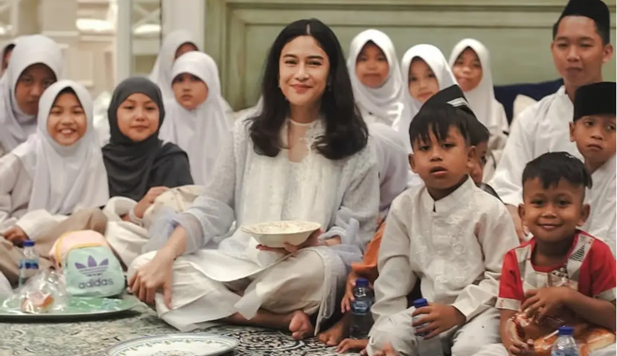 Bukan pesta mewah, Dian Sastrowardoyo memilih merayakan hari lahirnya dengan buka puasa hingga membaca Al Quran bersama anak-anak panti asuhan.  Ulang tahunnya pun bertepatan dengan malam Nuzulul Quran. [@therealdisastr]