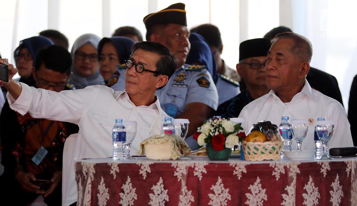 Suasana saat Menkumham Yasonna Laoly (kiri) bersama Menteri Pertahanan Ryamizard Ryacudu launching buku Pedoman Pembinaan Kesadaran Bela Negara Bagi Warga Binaan Pemasyarakatan di LP Klas I Cipinang, Jakarta, Kamis (29/3). (Liputan6.com/JohanTallo)