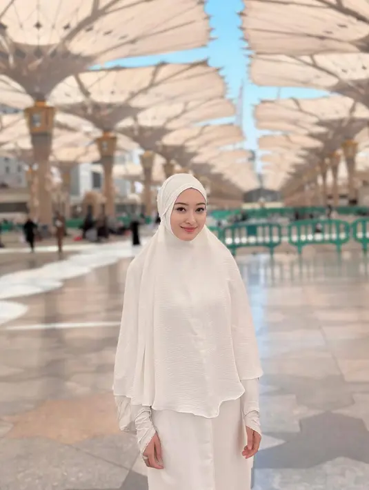 Kali ini, Puteri memancarkan pesona elegan dalam balutan hijab syar’i di momen umrah-nya. [@putmod].