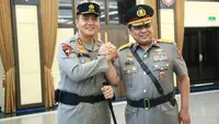 Kapolda Riau Irjen Mohammad Iqbal salam komando bersama Komjen Gatot Eddy Pramono yang menyudahi tugas sebagai Wakapolri. (Liputan6.com/Istimewa)