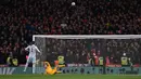 Sayang beribu sayang, Kepa yang ditunjuk sebagai pengganti Mendy sekaligus menjadi penendang terakhir Chelsea gagal melakukan tugas yang diberikan oleh Thomas Tuchel. Bola yang ditendang malah melambung tinggi di atas mistar gawang. (AFP/Glyn Kirk)