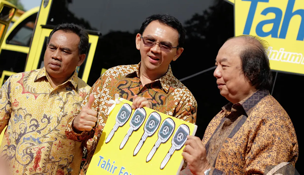 Tahir Foundation menyerahkan bantuan 5 unit bis kepada Gubernur Basuki Tjahaja Purnama, Jakarta, Rabu (10/12/2014). (Liputan6.com/Faizal Fanani)