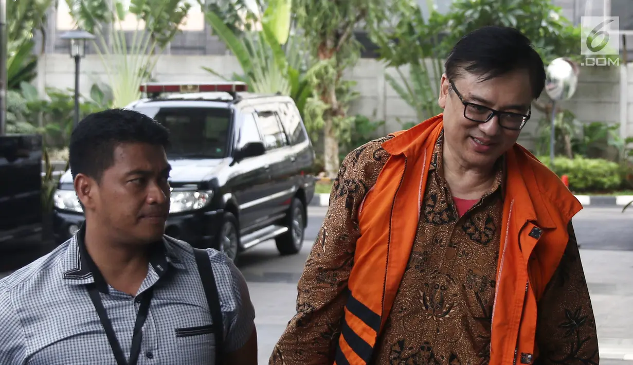 Mantan Direktur Operasional Lippo Group Billy Sindoro dikawal petugas saat tiba di gedung KPK, Jakarta, Kamis (13/12). Billy Sindoro kembali diperiksa KPK terkait kasus suap perizinan proyek Meikarta. (Liputan6.com/Herman Zakharia)