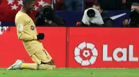 Penyerang Barcelona, Ousmane Dembele selebrasi setelah menjebol gawang Atletico Madrid pada lanjutan Liga Spanyol 2022/2023 di Wanda Metropolitano, Senin (9/1/2023). (AFP/Thomas Coex)