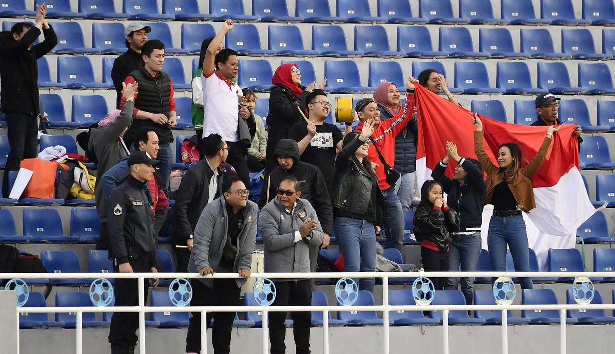 <p>Para suporter Timnas Indonesia U-20 merayakan gol Hokky Caraka ke gawang Suriah U-20 pada laga matchday kedua Grup A Piala Asia U-20 2023 di Lokomotiv Stadium, Tashkent, Uzbekistan, Sabtu (4/3/2023). (AFC/Pranit Katwal)</p>