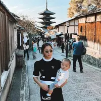 Kala liburan di Jepang, Nikita Willy tampil stylish dengan puff sleeve knit top dan long pants nuansa monokrom. [IG:indpriw].