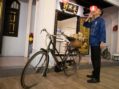 Seorang pria berfoto di Museum Peranakan Phuket di Phuket, Thailand, pada 12 September 2020. Museum ini menampilkan sejarah dan budaya Peranakan melalui berbagai koleksi benda pameran dan teknologi. (Xinhua/Zhang Keren)