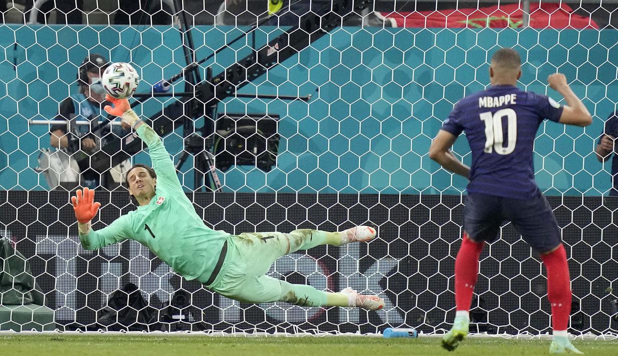 Yann Sommer menjadi pahlawan kemenangan Swiss usai mampu menepis tendangan penalti dari Kylian Mbappe yang menjadi penendang kelima. (Foto: AP/Pool/Vadim Ghirda)