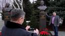 Seorang pria berpose di dekat patung perunggu pemimpin Soviet Joseph Stalin yang baru saja diresmikan di luar museum yang didedikasikan untuk Pertempuran Stalingrad di kota Volgograd, Rusia selatan, pada 1 Februari 2023, pada peringatan kemenangan Soviet dalam pertempuran Stalingrad. (STRINGER/AFP)