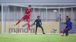 Pemain Timnas Indonesia U-20, Jens Raven (kiri) berusaha menyundul bola di depan gawang Maldewa pada laga Grup F Kualifikasi Piala Asia U-20 2025 di Stadion Madya, Senayan, Jakarta, Rabu (25/09/2025). (Bola.com/Bagaskara Lazuardi)