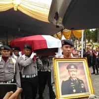 Tak terima suami tercintanya meninggal ketika sedang melakukan pengobatan, keluara Abubakar Nataprawira tuntun RS Mintoharjo.
